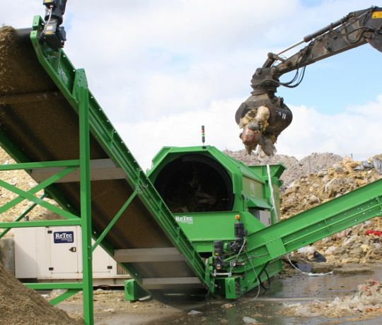 Mineralwolle Recycler benutzt Recycling anstatt Deponie