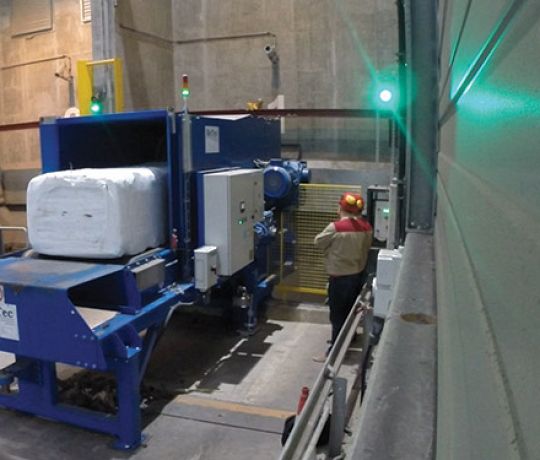 Ballenöffner im Einsatz 