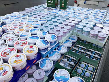 Entleerung von Joghurt aus Kunststoffbehältern und Saft aus Tetra-Packs